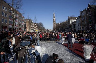 Amsterdam'da prinsengracht üzerinde buz üzerinde klasik konser