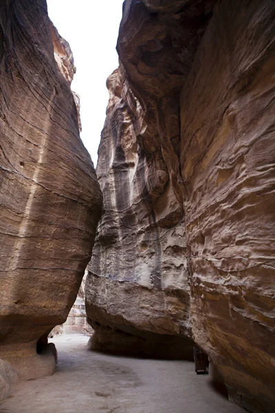 Είσοδο της πέτρας - το siq - η διαδρομή μέσα από τα βράχια - Ιορδανία — Φωτογραφία Αρχείου