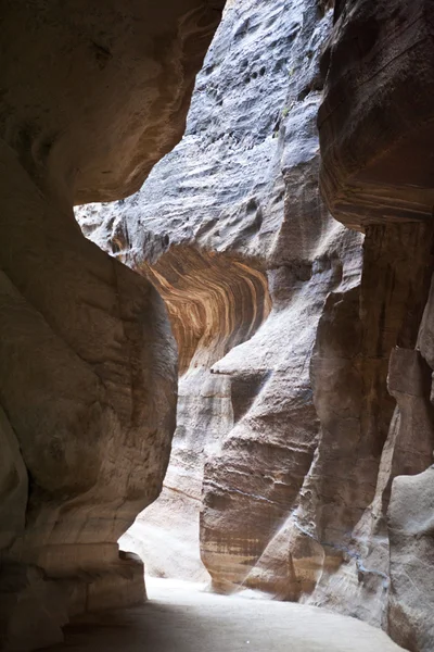 Ingang van petra - de siq - het pad door de rotsen - Jordanië — Stockfoto