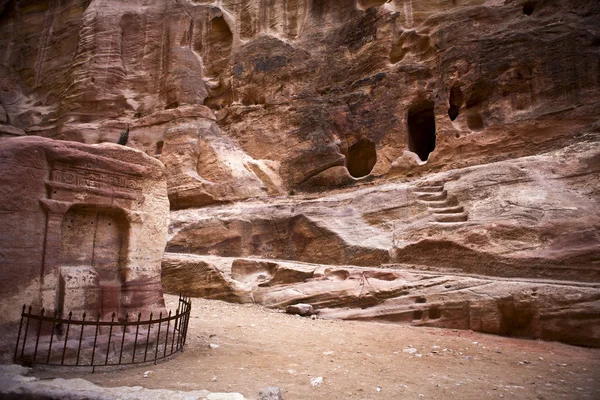 Entrance of Petra - The Siq - the path through the rocks - Jordan — Stock Photo, Image
