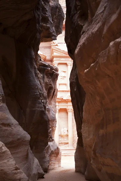 Il Tesoro a Petra - il famoso tempio di Indiana Jones in Giordania visto dal Siq — Foto Stock
