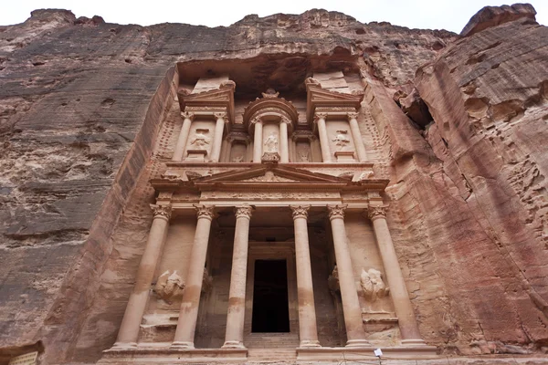ペトラ - ヨルダンでインディジョーンズの有名な寺院の宝庫 — ストック写真