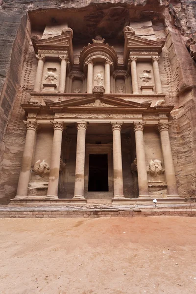 ペトラ - ヨルダンでインディジョーンズの有名な寺院の宝庫 — ストック写真