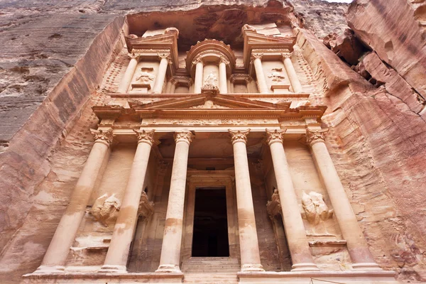 The Treasury in Petra - the famous temple of Indiana Jones in Jordan — Stock Photo, Image