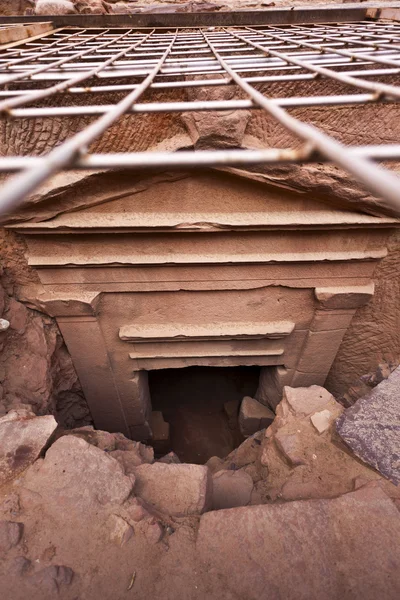 ヨルダン ペトラで財務省の下の墓の入り口 — ストック写真