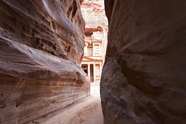 O Tesouro em Petra - o famoso templo de Indiana Jones na Jordânia visto do Siq — Fotografia de Stock
