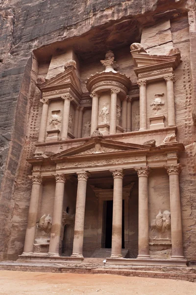 在佩特拉-著名寺庙的印第安纳琼斯在约旦财政部 — 图库照片
