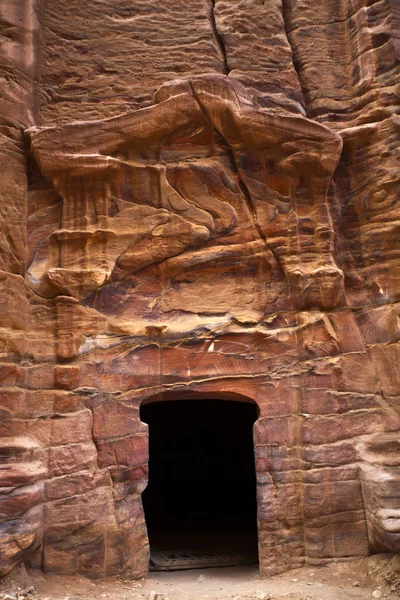 Facade of a temple in the colourful rocks of Petra in Jordan — Zdjęcie stockowe