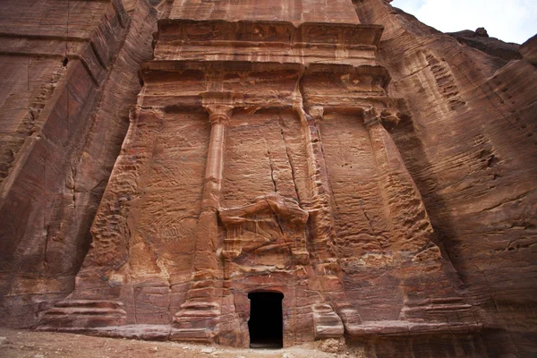 Facciata di un tempio nelle rocce colorate di Petra in Giordania — Foto Stock