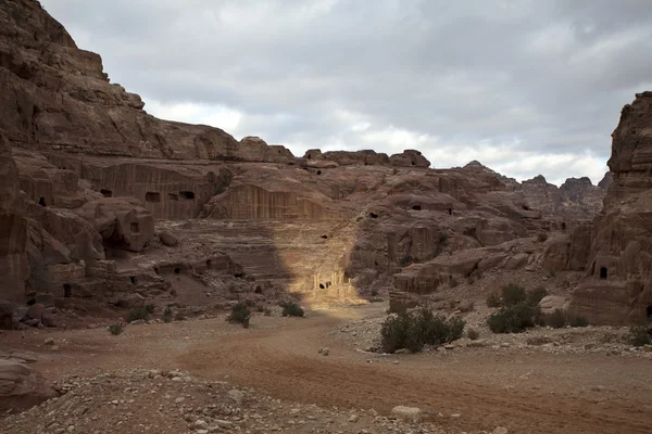 Nabatäische Höhlenhäuser und römisches Theater in Petra - Jordanien — Stockfoto