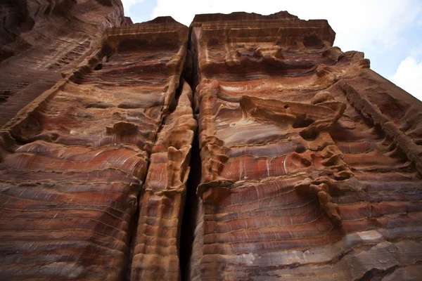 Facade of a temple in the colourful rocks of Petra in Jordan — Zdjęcie stockowe