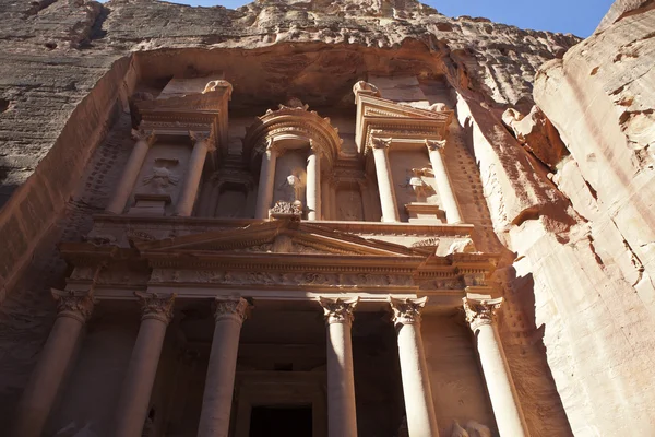 El Tesoro con camellos en Petra - el famoso templo de Indiana Jones en Jordania — Foto de Stock