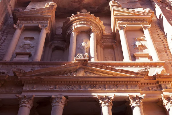 Fachada do Tesouro em Petra - o famoso templo de Indiana Jones na Jordânia — Fotografia de Stock