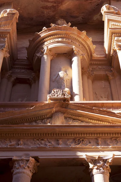 A detail of the Treasury in Petra - the famous temple of Indiana Jones in Jordan — Stock Photo, Image