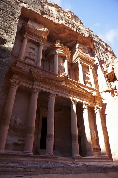 El Tesoro con camellos en Petra - el famoso templo de Indiana Jones en Jordania —  Fotos de Stock