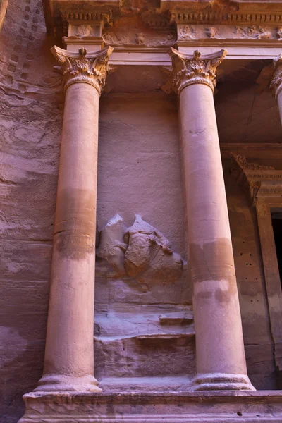 Um detalhe do Tesouro em Petra - o famoso templo de Indiana Jones na Jordânia — Fotografia de Stock