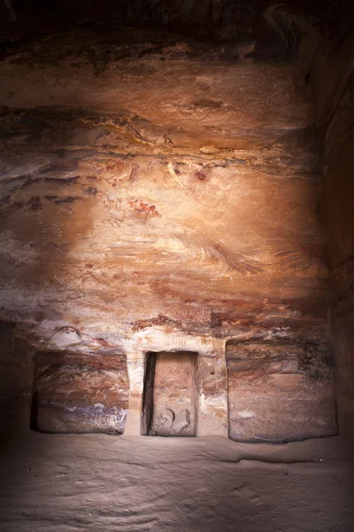 Dentro do Túmulo da Urna em Petra - Jordânia — Fotografia de Stock