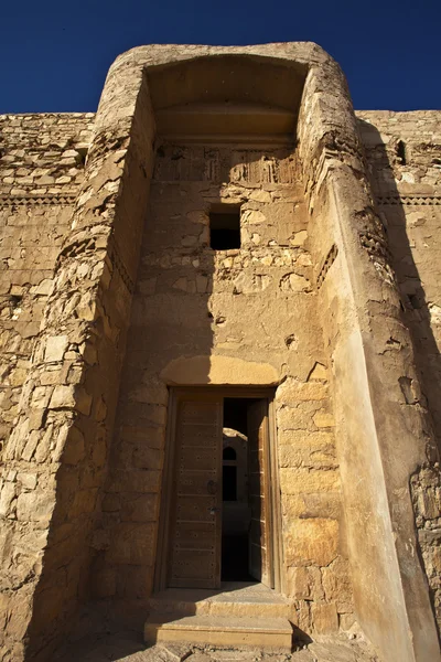 乌姆卡斯 el Kharaneh 城堡 (沙漠城堡) 在 Jordan 的入口门 — 图库照片