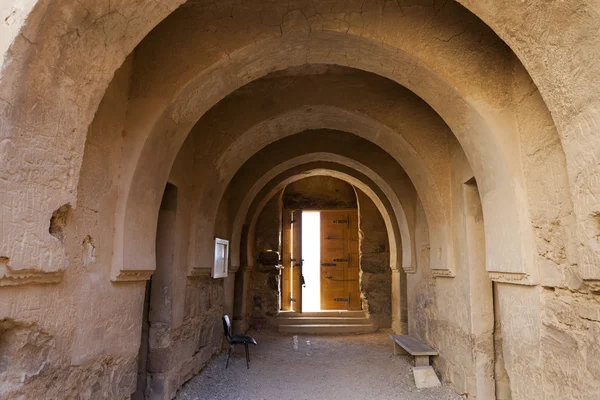Eingangstor der Qasr el-kharaneh Burg (Wüstenburg) in Jordanien — Stockfoto