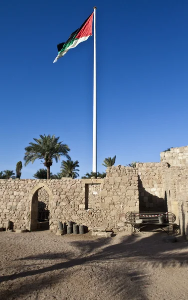 Aqaba fort med flaggstång i aqaba - södra Jordanien — Stockfoto