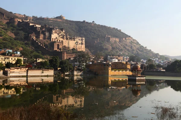 Koninklijk Paleis van bundi weerspiegeld in de water - rajasthan - india — Stockfoto