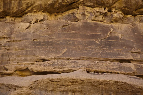 Παλιές επιγραφές πάνω σε βράχο στην wadi δωματίου έρημο - νότια Ιορδανία — Φωτογραφία Αρχείου