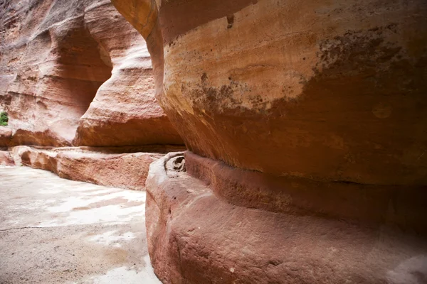 Petra - siq - Wasserreservoirs in den Felsen - jordanisch — Stockfoto