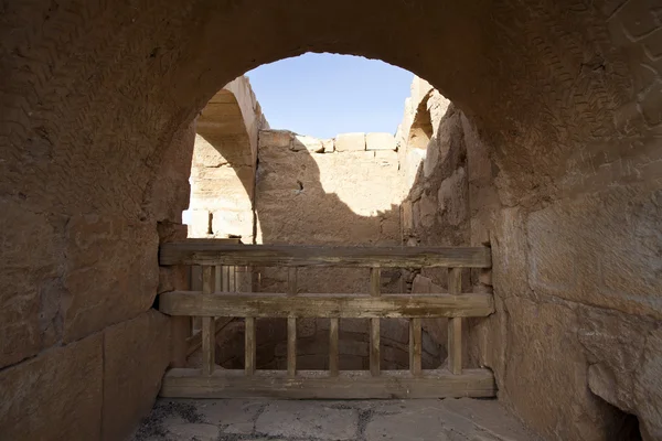 Amra castle - wasserpumpe - wüstenschloss in jordan — Stockfoto