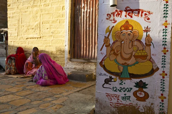 Mujeres indias en la calle en la fortaleza de Jaisalmer - Rajastán - India —  Fotos de Stock