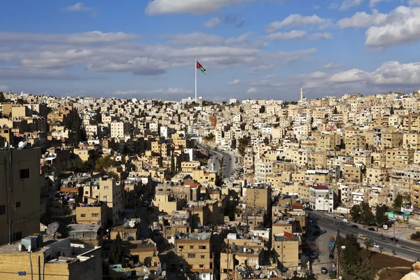 Stad van Amman met vlag pool (gezien vanaf de Citadel) Jordan — Stockfoto