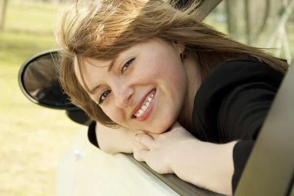Portret van gelukkig lachend meisje in de auto — Stockfoto