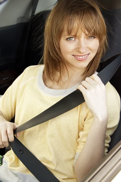 Veiligheid van de chauffeur: dragen van de veiligheidsgordel — Stockfoto