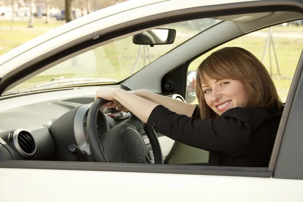 Glad ung flicka i en bil — Stockfoto