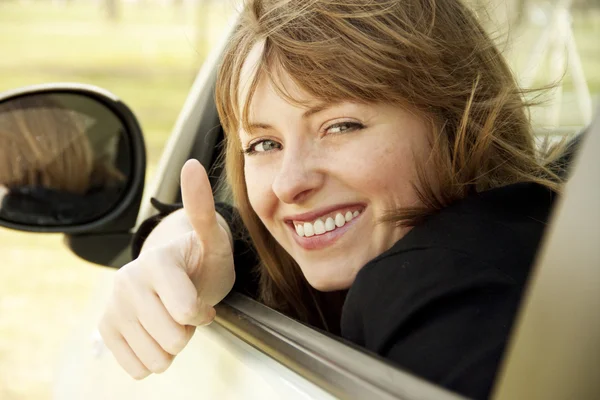 Портрет счастливой улыбающейся девушки в машине — стоковое фото
