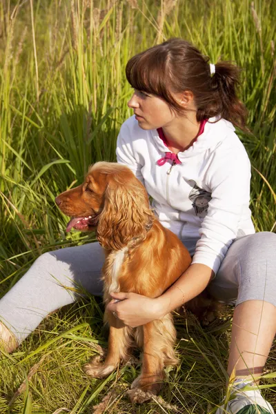 Menina e seu cão — Fotografia de Stock