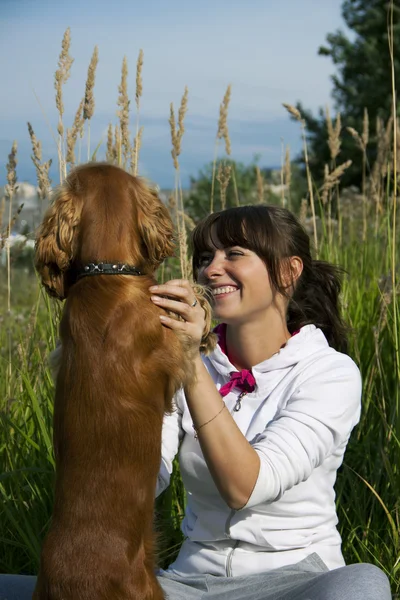 女の子は彼女の犬と遊ぶ — ストック写真