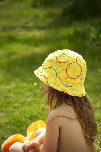 Back view of toddler-girl in bonnet outdoors. — Stockfoto