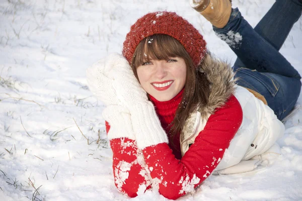 Retrato de menina sorridente feliz no inverno — Fotografia de Stock