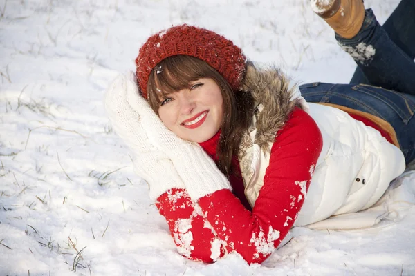 Kış gülümseyen kız mutlu portre - Stok İmaj