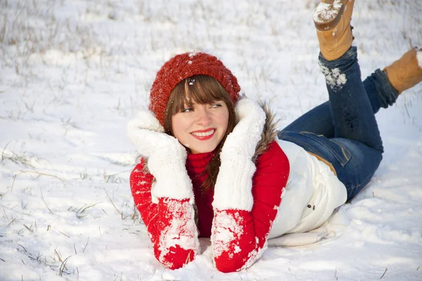 Glücklich lächelndes Mädchen im Winter — Stockfoto