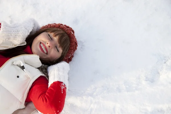 Szczęśliwy śmiejąca się dziewczyna w zimie — Zdjęcie stockowe
