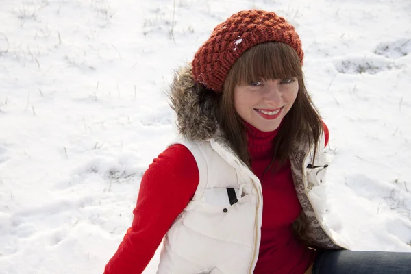 Досить усміхнена дівчина на зимовому тлі — стокове фото