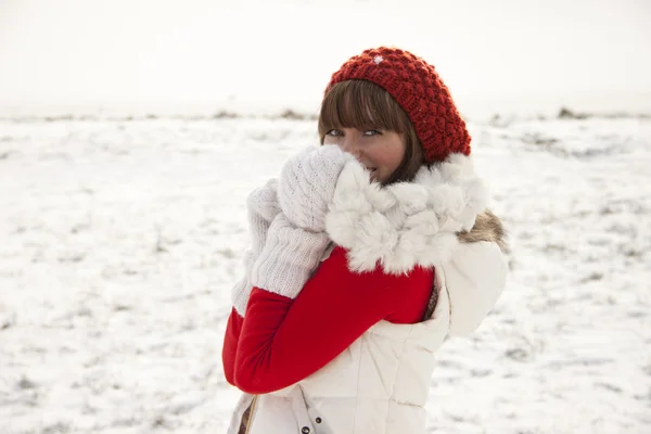 Сором'язлива дівчина на зимовому тлі — стокове фото