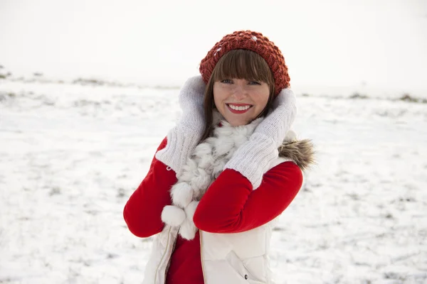Ganska leende flicka på vintern bakgrund — Stockfoto
