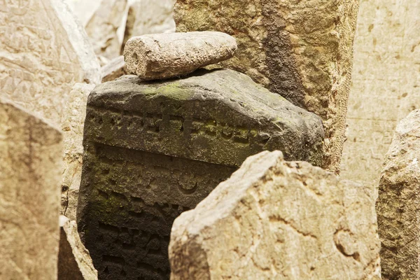 Donkere grafsteen met kleine steen — Stockfoto