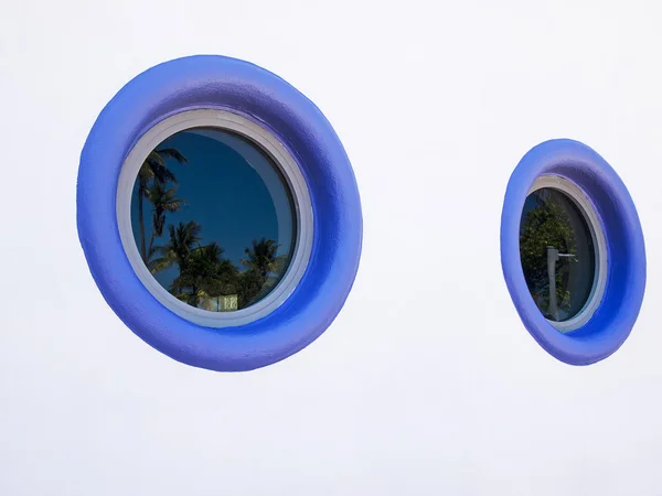 Två runda art déco-fönster — Stockfoto
