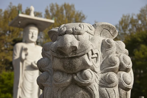 Мраморный лев с Буддой — стоковое фото