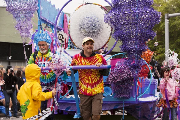 Bubble Man flotte dans la parade — Photo