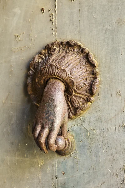 Rostiga hand door knocker — Stockfoto