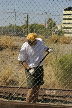 güneşin altında çalışan adam